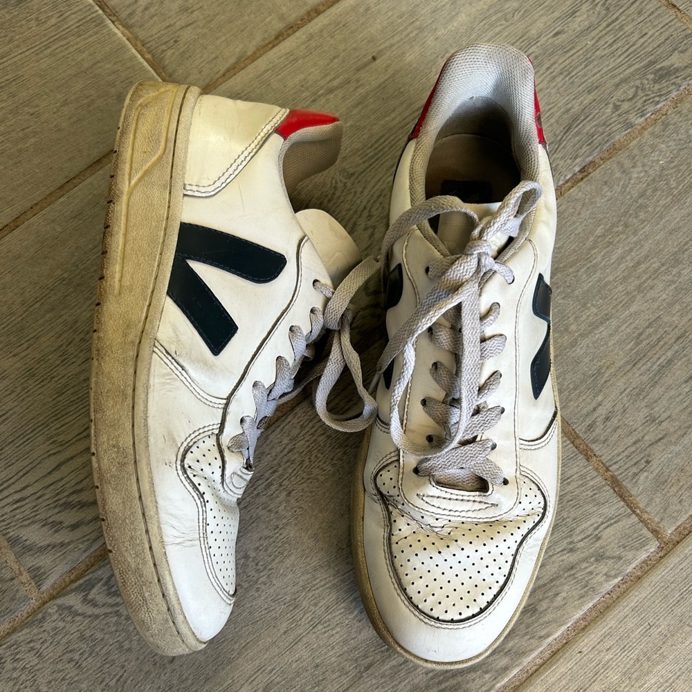 Veja V-10 Sneaker in Navy and Red